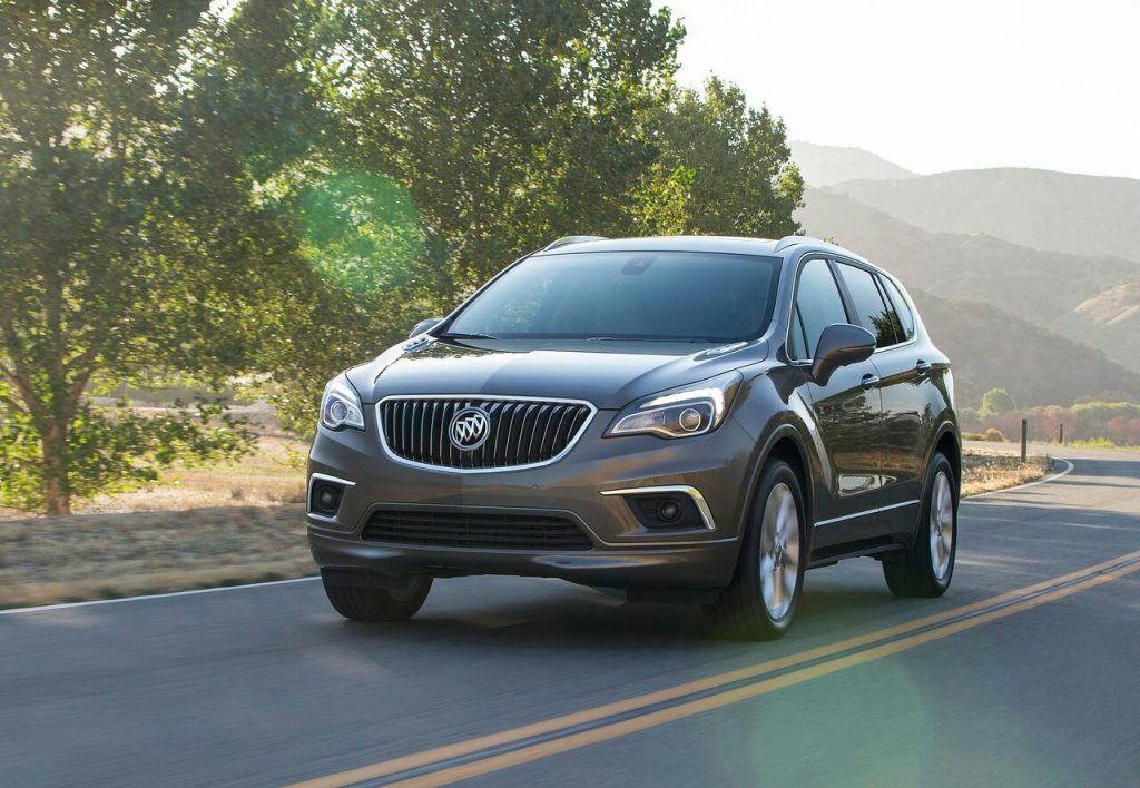 Buick Envision yolda önden görünüm