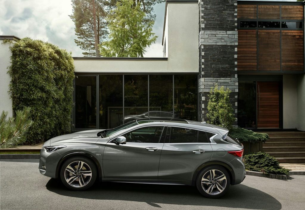 2016 Infiniti Q30 yandan görünüm