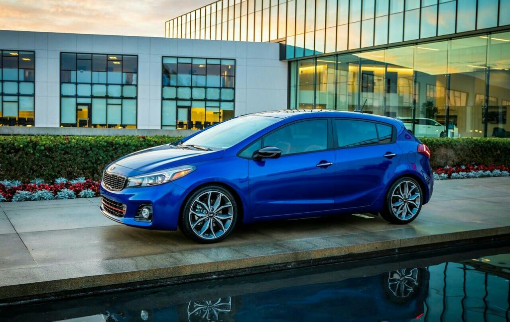 Kia Forte5 yan gövde görünümü