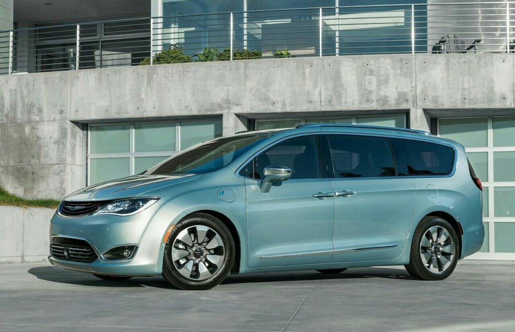 Chrysler Pacifica Hybrid yandan üç çeyrek görünüm