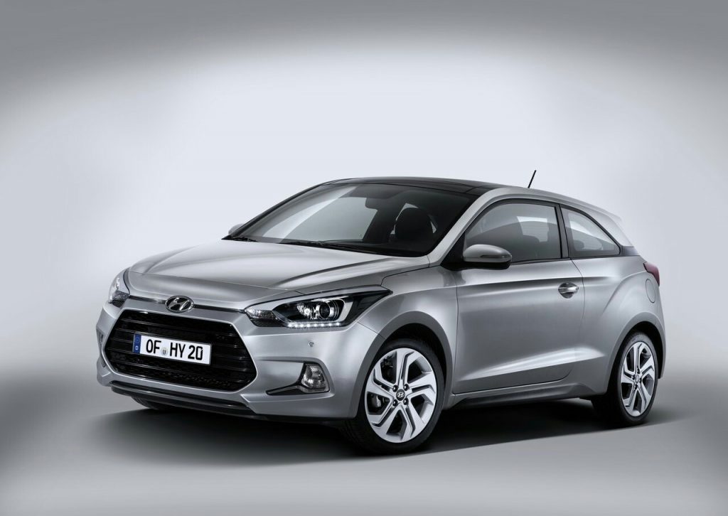 Hyundai i20 Coupe gümüş renk ön üç çeyrek görünümü
