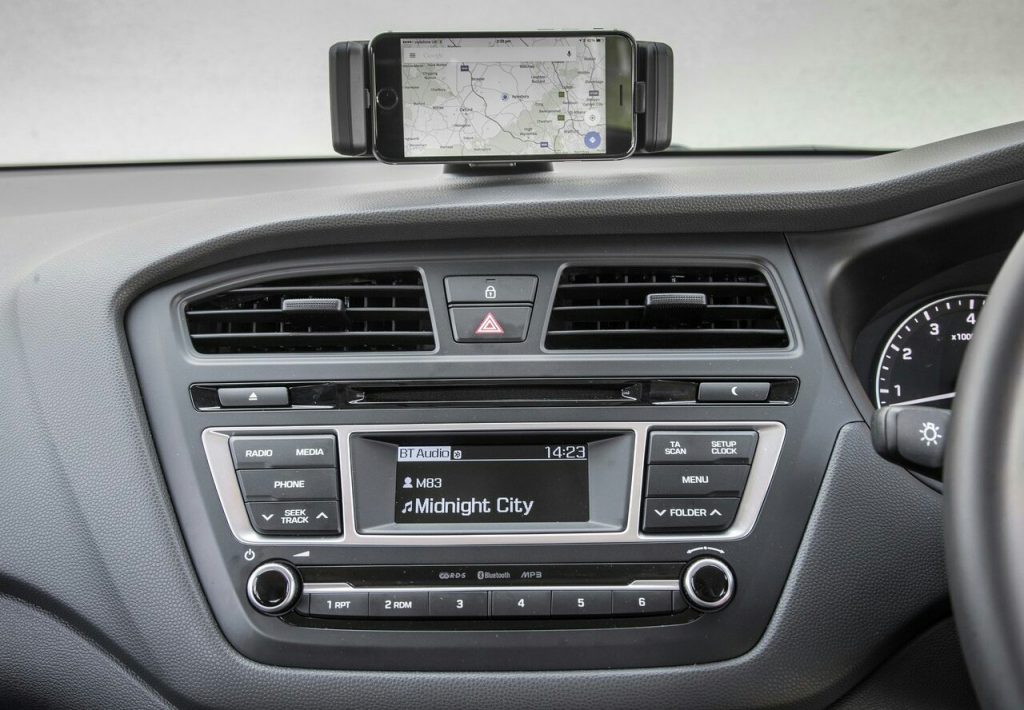 Hyundai i20 Coupe orta konsol ve telefon tutucu