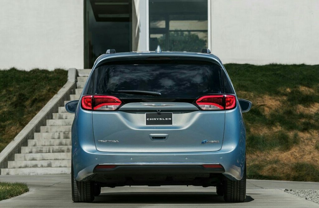 Chrysler Pacifica Hybrid arkadan görünüm