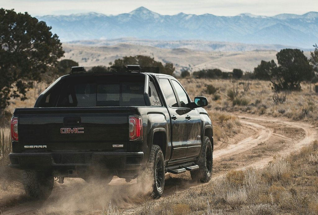 GMC Sierra All Terrain X yan profil ve kasa üstü spor bar
