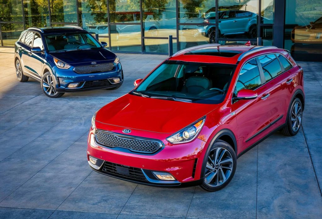 2017 Kia Niro ön üç çeyrek görünüm