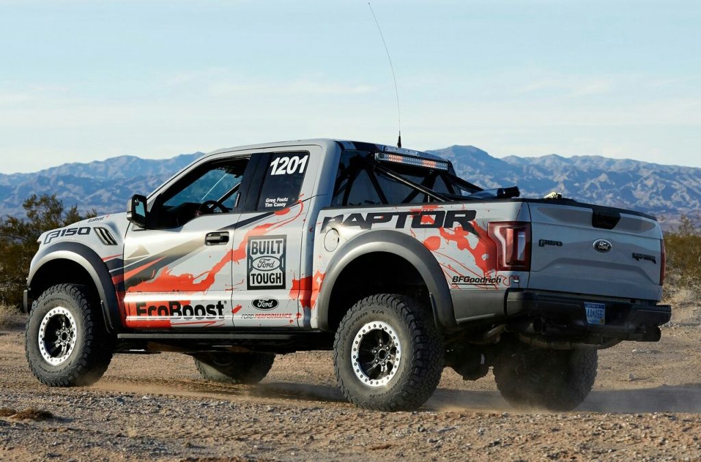 Ford F-150 Raptor yarış aracının arazi odaklı düzenini gösteren