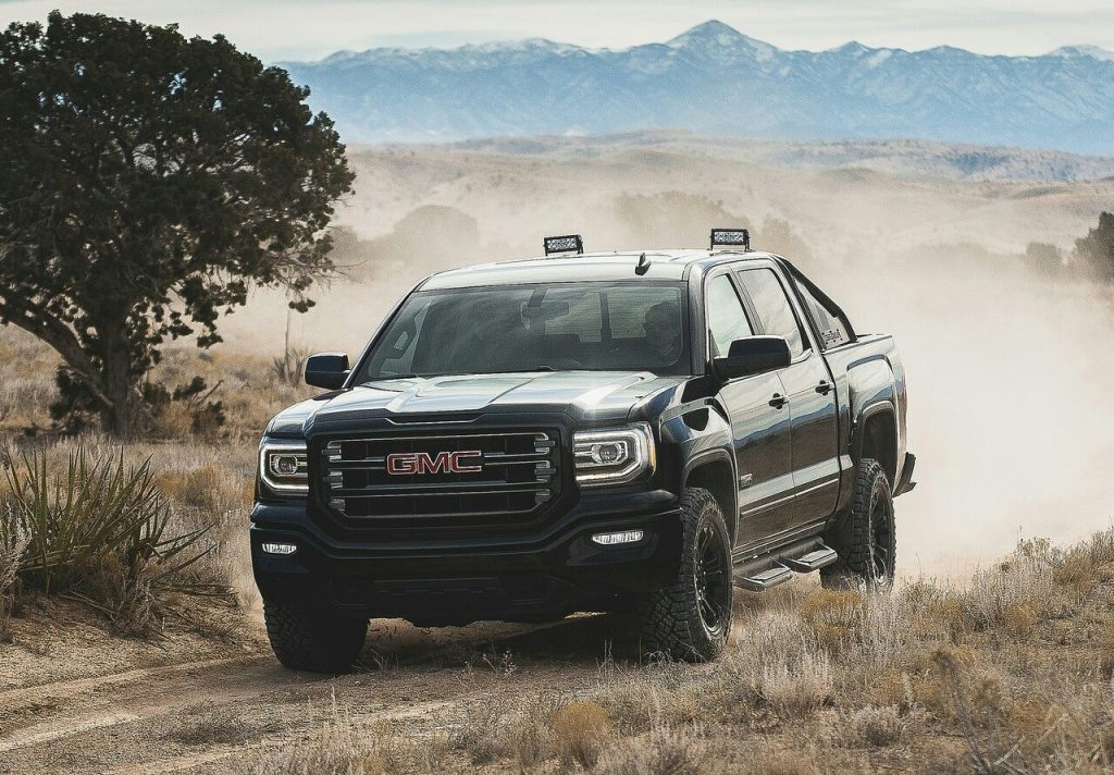 2016 GMC Sierra All Terrain X ön üç çeyrek görünümü