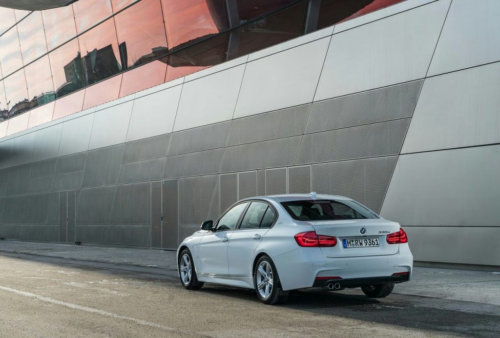 BMW 330e arka üç çeyrek görünüm