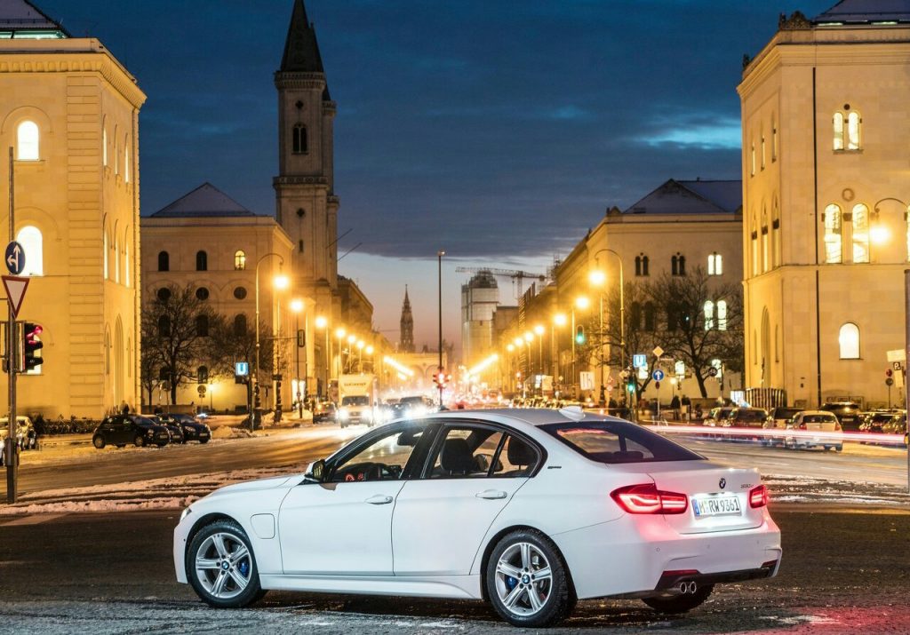 BMW 330e yan profil