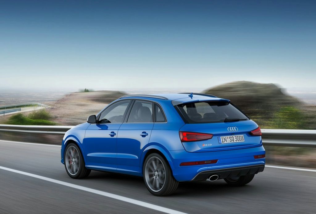 Audi RS Q3 performance arka üç çeyrek sürüş görünümü
