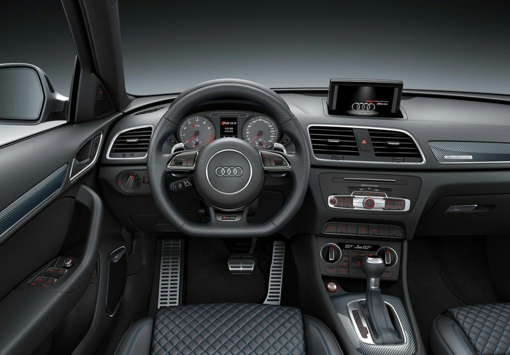 Audi RS Q3 performance kokpit ve direksiyon görünümü