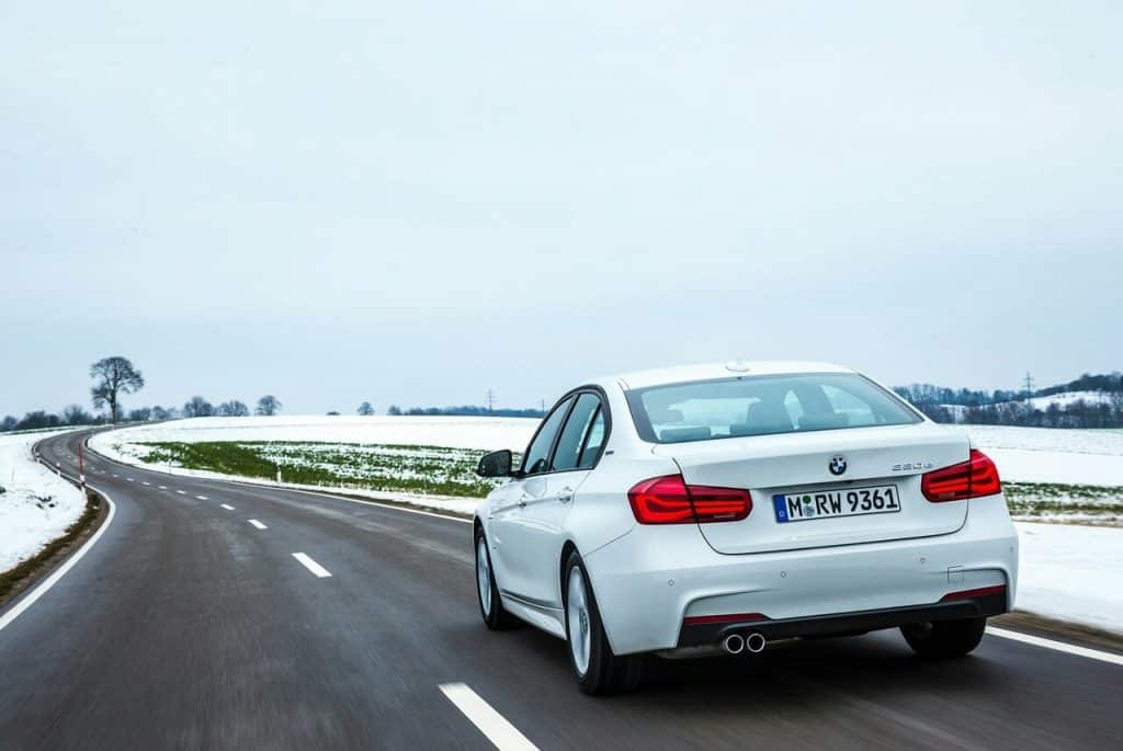 BMW 330e ön tasarım ve sedan gövde