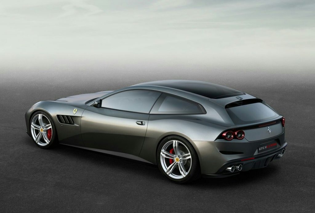 Ferrari GTC4Lusso arka üç çeyrek görünümü