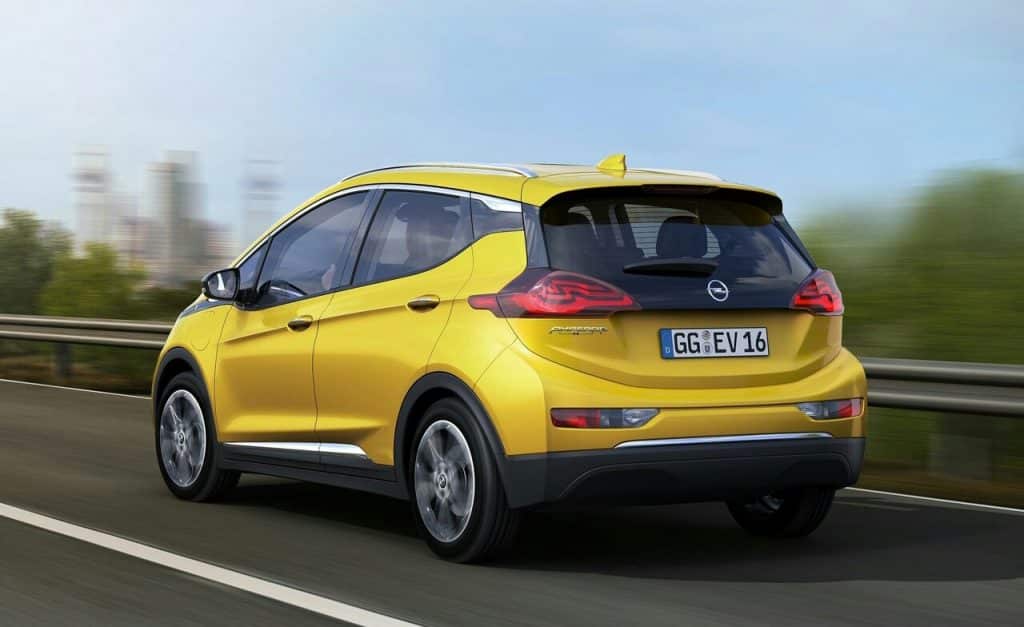 Opel Ampera-e arkadan üç çeyrek görünüm