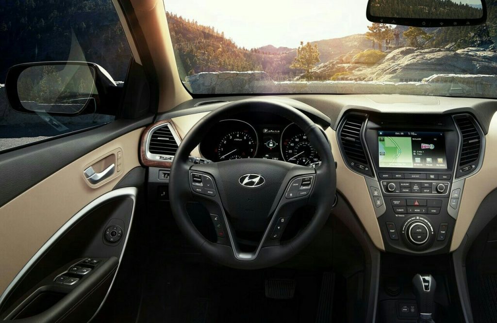 2017 Hyundai Santa Fe sürücü kokpiti