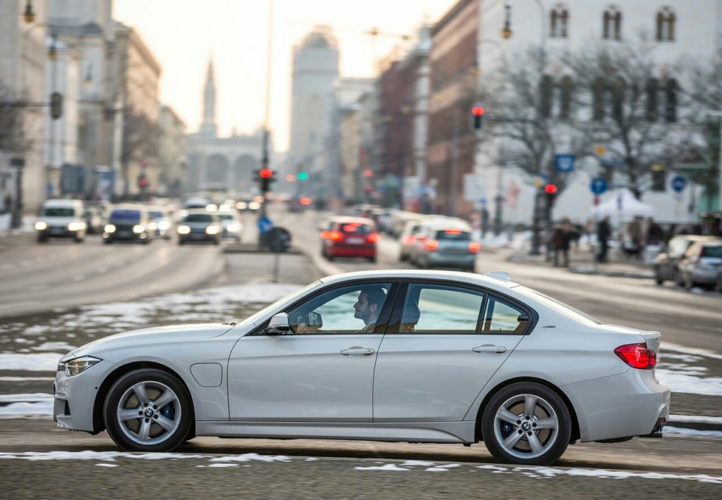 BMW 330e kokpit ve ön konsol