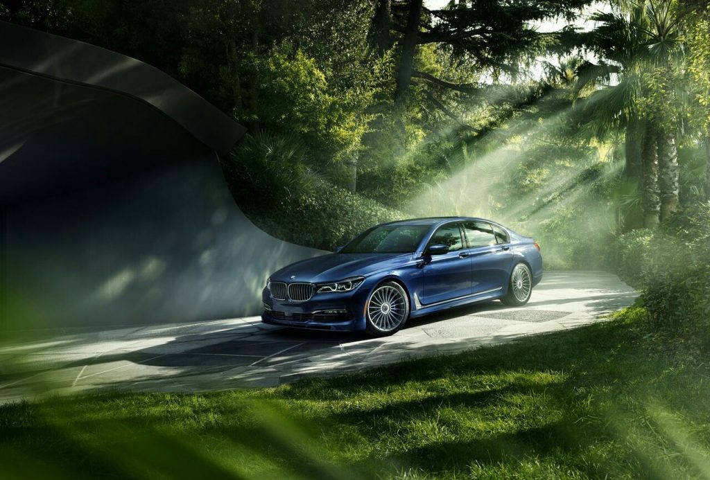 BMW ALPINA B7 xDrive arka üç çeyrek görünümü