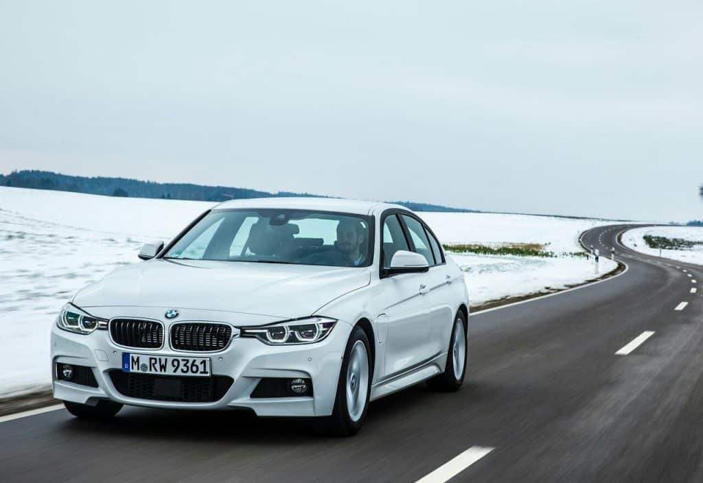 2016 BMW 330e ön üç çeyrek görünüm