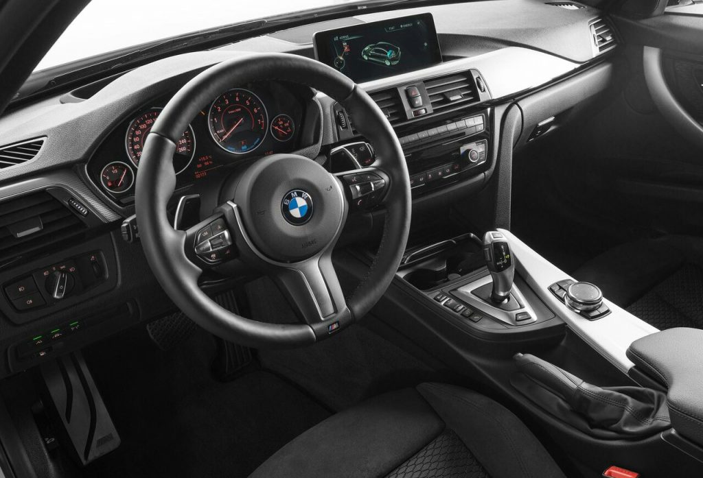 BMW 330e iç mekan ayrıntıları