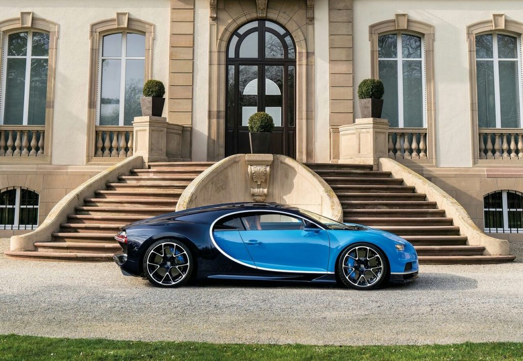 Bugatti Chiron mavi siyah iki renkli yan profil görünümü