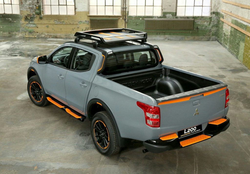 Mitsubishi L200 Geoseek gri gövde ve turuncu detaylar