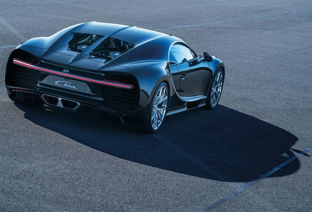 Bugatti Chiron siyah gövde arka üç çeyrek görünümü
