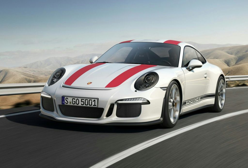 Porsche 911 R kırmızı şeritli ön üç çeyrek görünümü
