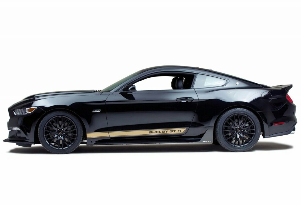 2016 Shelby GT-H siyah gövde ve altın şeritli dış görünüm