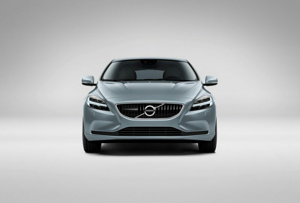 2017 Volvo V40 yenilenen ön tasarım görünümü