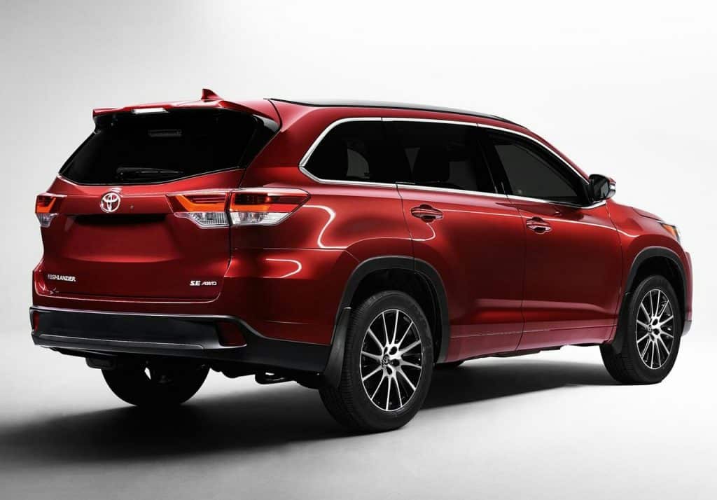 Toyota Highlander SE AWD kırmızı gövde arka üç çeyrek görünüm