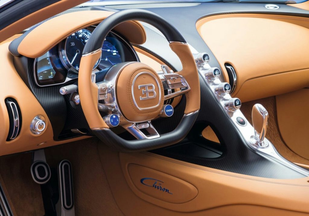 Bugatti Chiron sürücü kokpiti ve vites seçici detayı