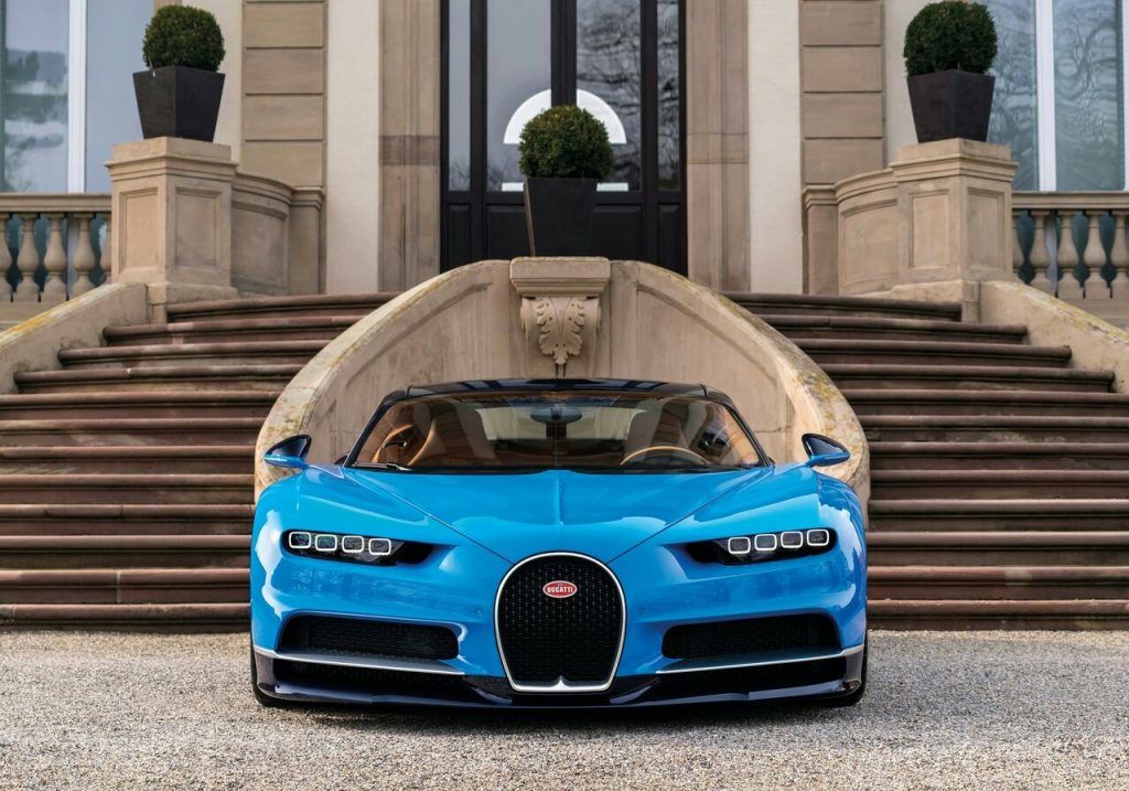 Bugatti Chiron mavi gövde önden görünümü