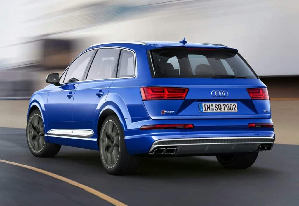 Audi SQ7 hareket halinde arka görünüm