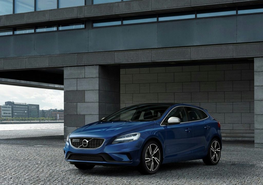 Volvo V40 mavi gövde ön üç çeyrek görünümü