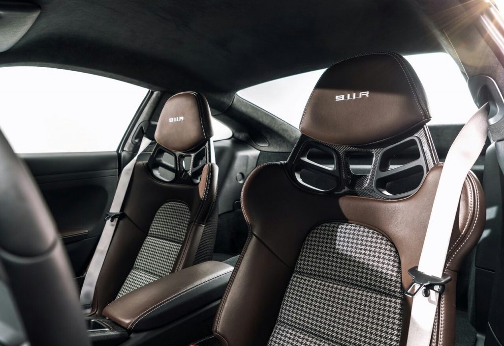 911 R karbon gövdeli Pepita desenli koltuklar
