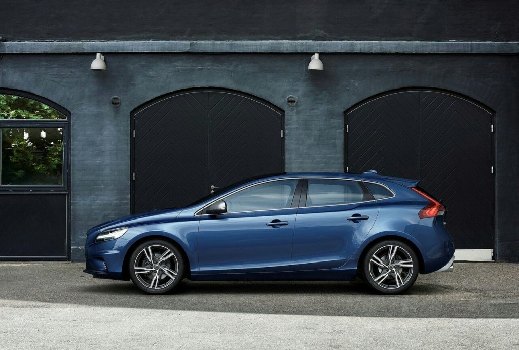 Volvo V40 mavi gövde yan profil görünümü