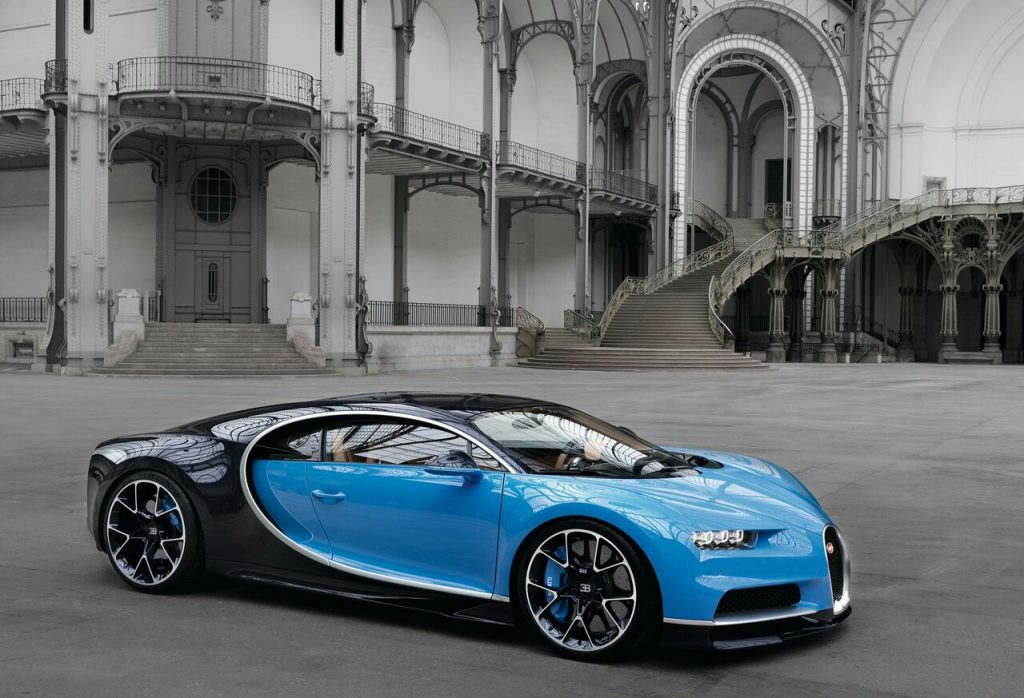 Bugatti Chiron mavi siyah gövde ön üç çeyrek görünümü