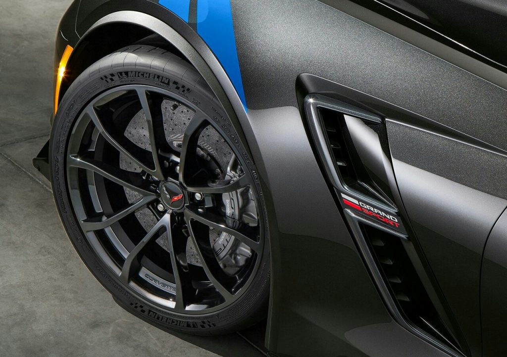 Chevrolet Corvette Grand Sport ön tekerlek fren ve çamurluk ayrıntısı