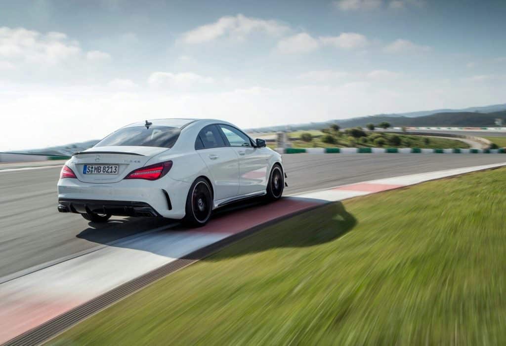 Mercedes-AMG CLA 45 pistte arkadan görünüm