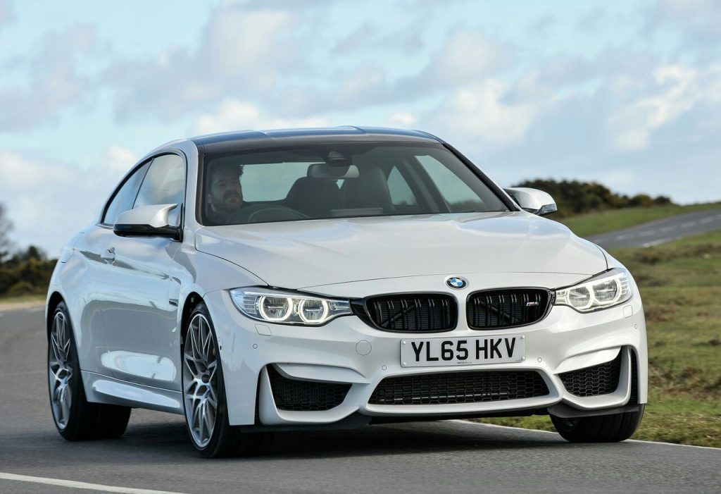 M4 Competition Coupe yolda önden görünüm