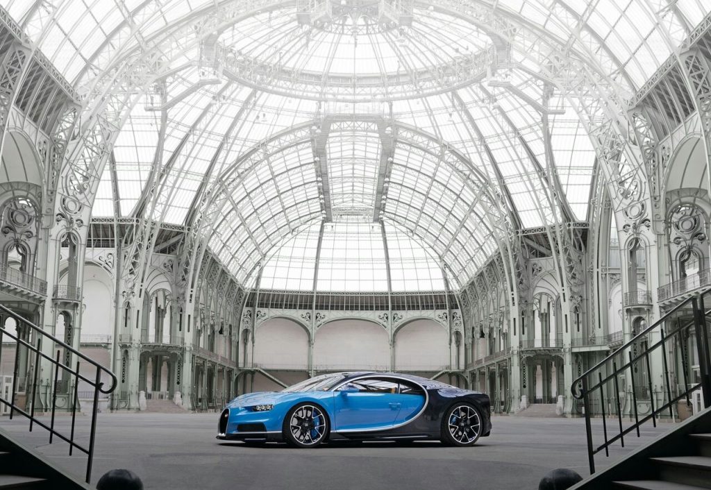 Bugatti Chiron mavi siyah gövde salon yan görünümü