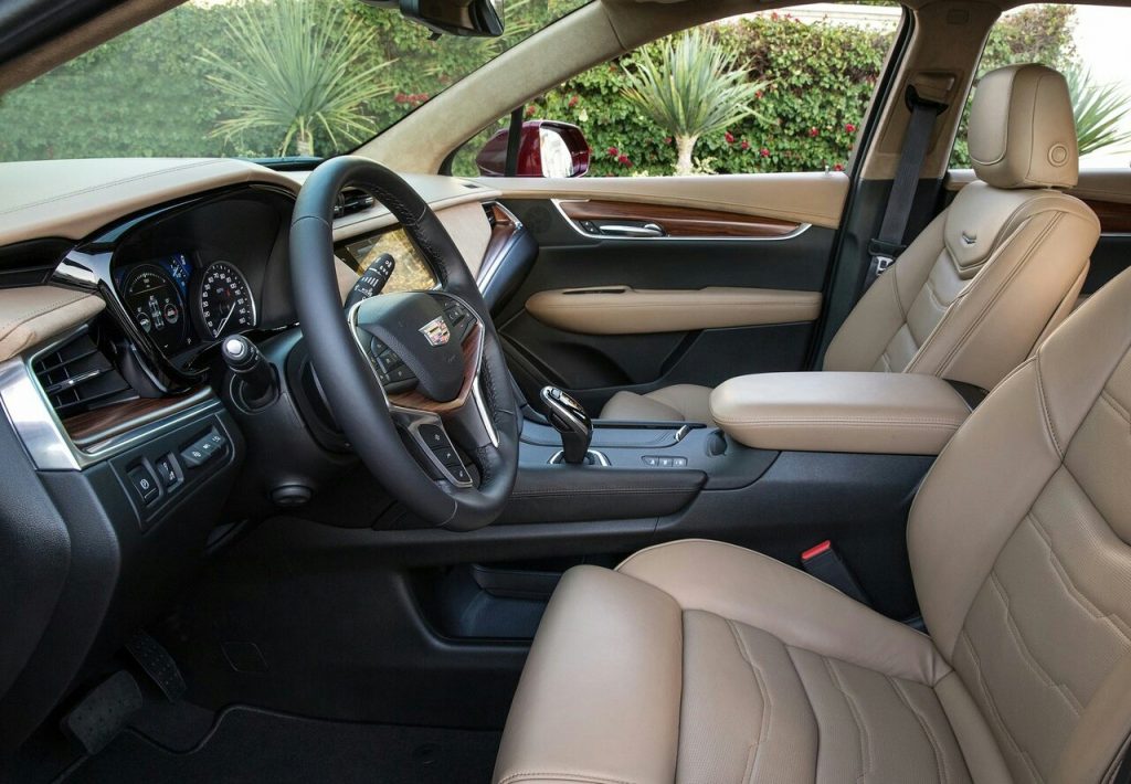 XT5 ön koltuklar ve sürücü bölümü