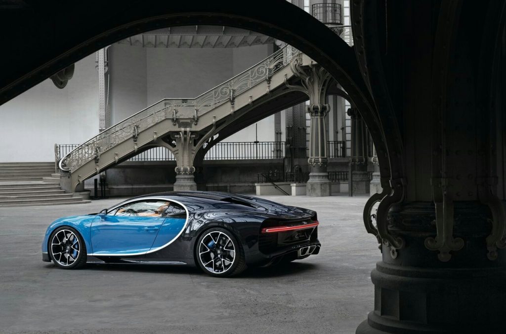 Bugatti Chiron mavi siyah gövde arka üç çeyrek görünümü