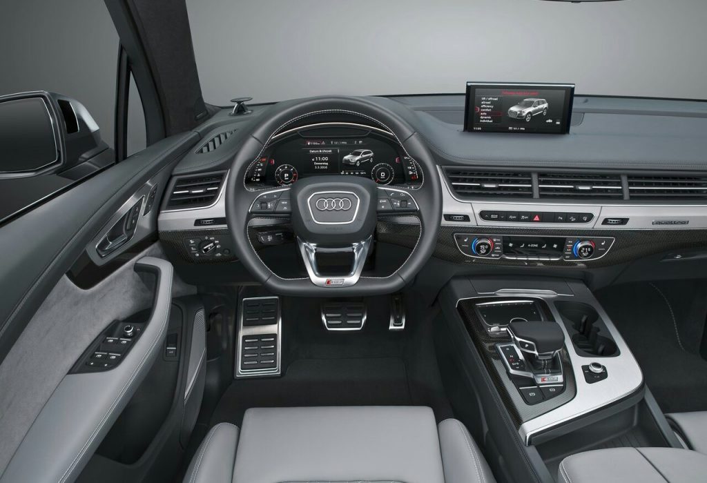 Audi SQ7 sürücü kokpiti ve dijital göstergeler