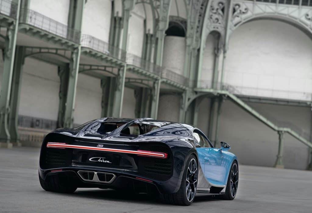 Bugatti Chiron arka bölüm yatay ışık şeridi görünümü