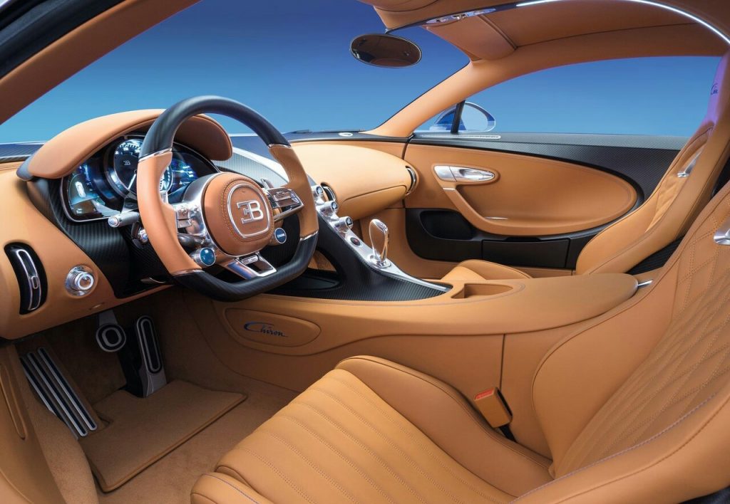 Bugatti Chiron açık kahverengi deri iç mekan görünümü