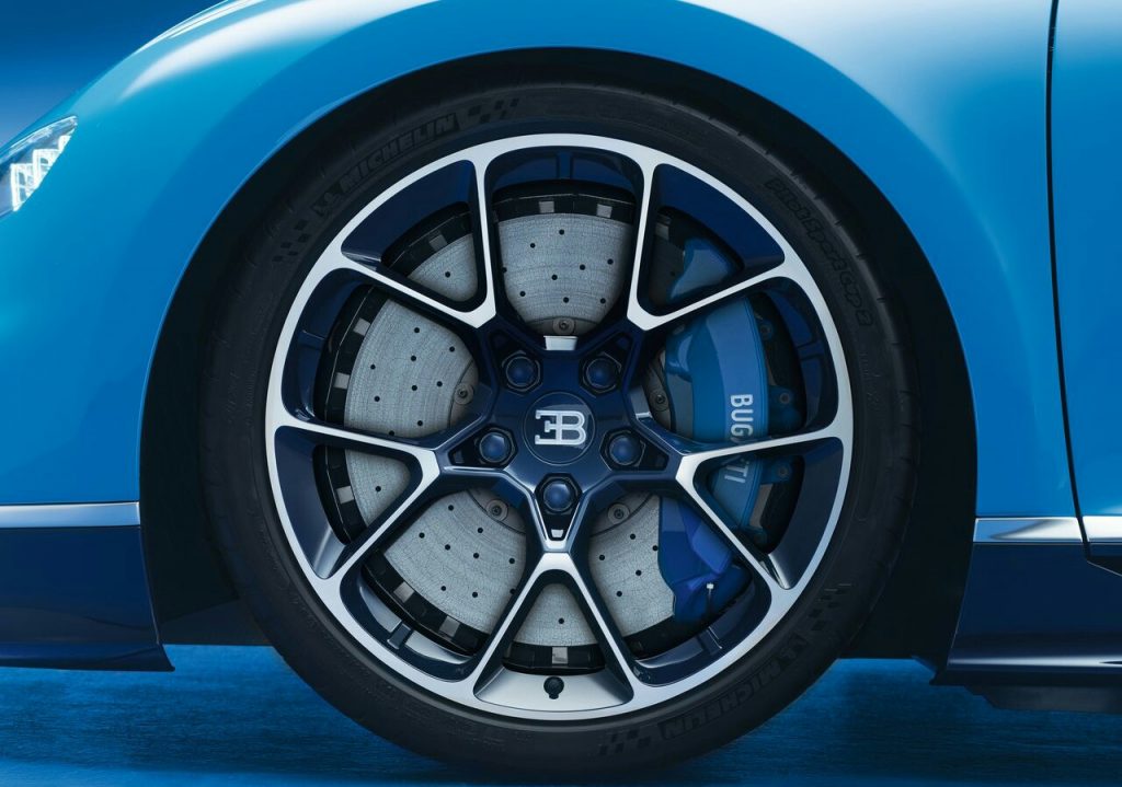 Bugatti Chiron jant fren diski ve kaliper detayı