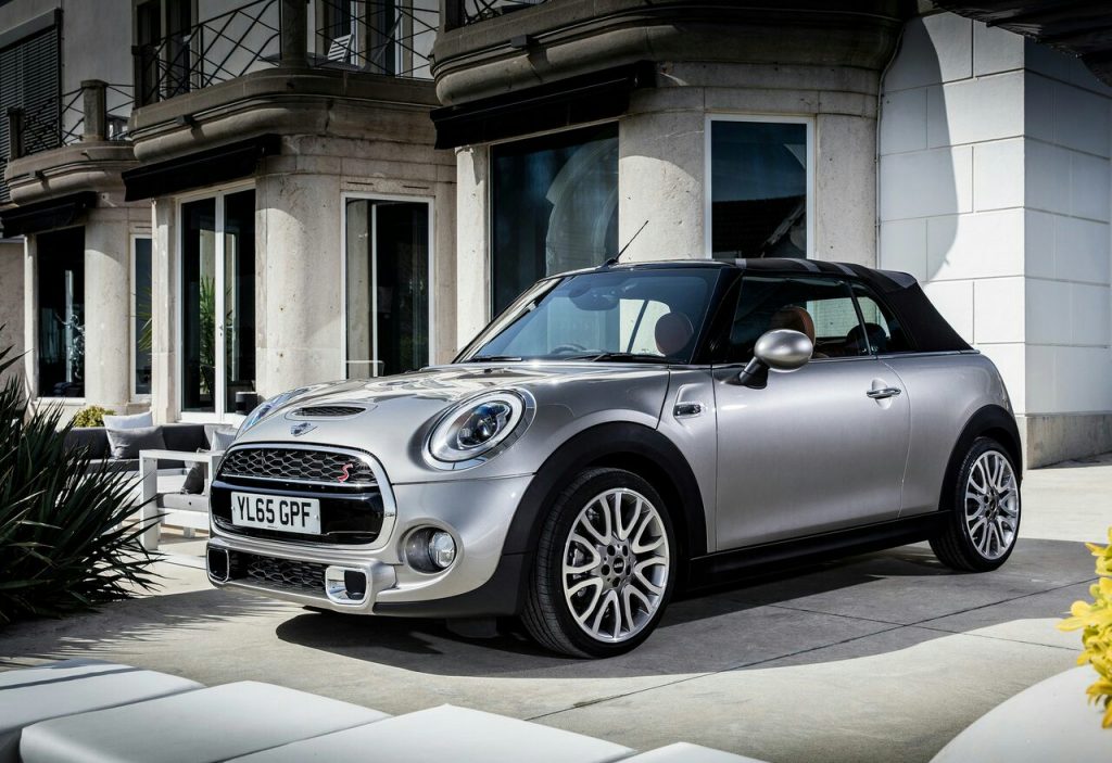 Open 150 önden üç çeyrek görünüm ve Cooper S rozeti