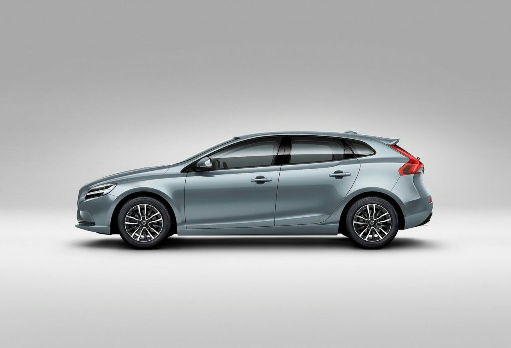Volvo V40 açık gri gövde yan profil görünümü