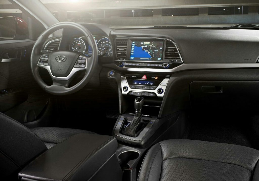 Elantra sürücü bölümü gösterge paneli ve orta konsol